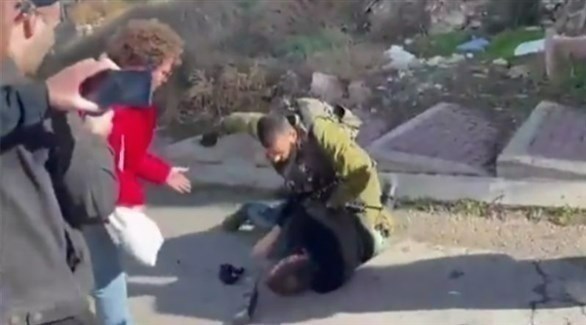 جندي إسرائيلي يعتدي على متظاهر يساري في الخليل. (أرشيف)