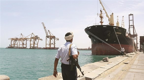 مسلح في ميناء نفط على ساحل  اليمن (أرشيف)