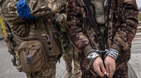 أسير روسي وجندي أوكراني (أرشيف)