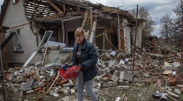 سيدة وسط الأنقاض في أوكرانيا (أرشيف)