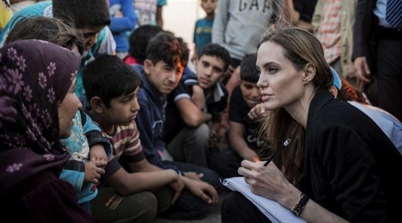 أنجلينا جولي تحادث مجموعة من اللاجئين (أرشيف)