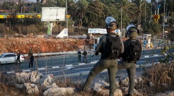 جنود إسرائيليون أمام إحدى بوابات مستوطنة عوفر في الضفة الغربية (جيروزاليم بوست)
