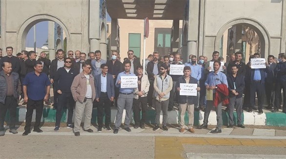 عمال النفط يحتجون أمام شركة بارس في جنوب إيران (تويتر)