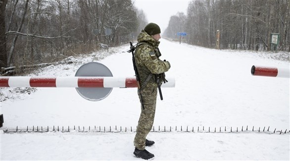 جندي أوكراني عند مدخل منطقة تشرنوبيل المحظورة.(نيويورك تايمز)