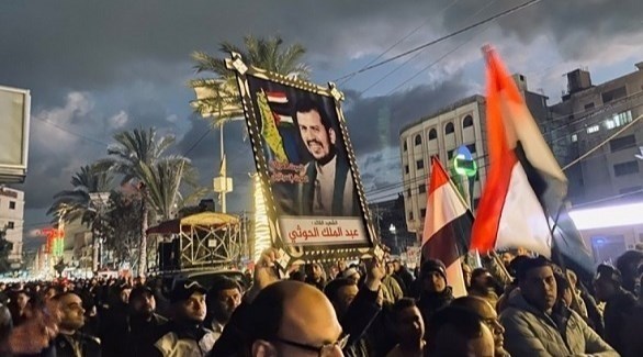 مؤيدون لحماس في غزة يرفعون صورة زعيم ميليشيا الحوثي في اليمن (أرشيف)