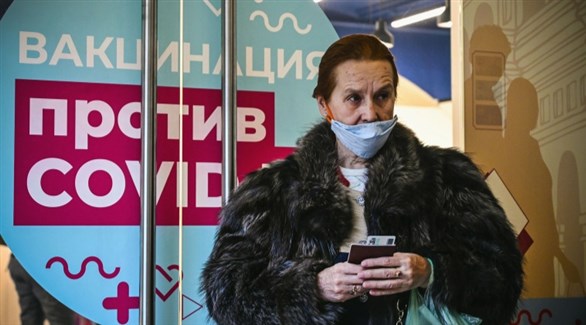 سيدة أمام مركز للتطعيم ضد كورونا في موسكو (أرشيف)
