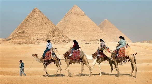 سياح في جولة أمام أهرامات الجيزة في مصر (أرشيف)