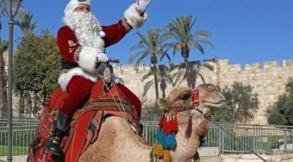 بابا نويل فلسطيني يضفي الفرح على القدس الشرقية المحتلة