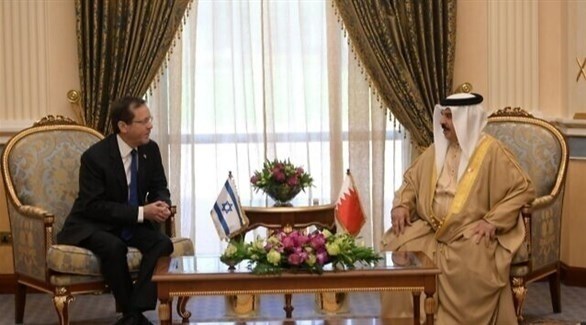 ملك البحرين الشيخ حمد بن عيسى آل خليفة والرئيس الإسرائيلي إسحق هرتسوغ (تويتر)