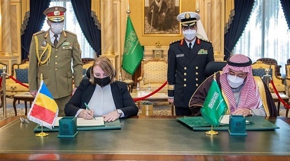 لحظة توقيع اتفاقية التعاون بين السعودية ورومانيا (تويتر)