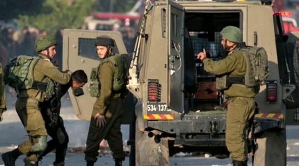 الجيش الإسرائيلي يعتقل فلسطينياً في الضفة الغربية (أرشيف)