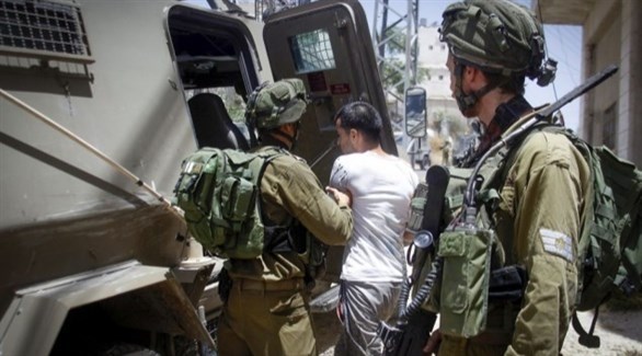 جنود إسرائيليون يعتقلون فلسطينياً في الضفة الغربية (أرشيف)