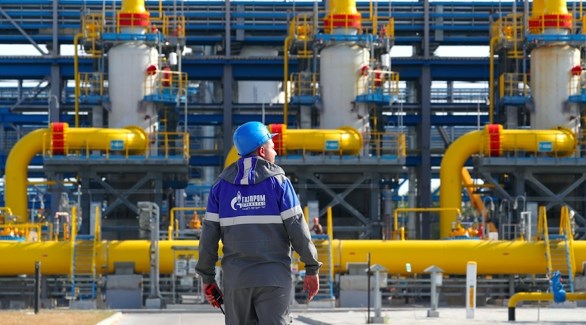 عامل في محطة روسية لضخ الغاز إلى أوروبا (أرشيف)
