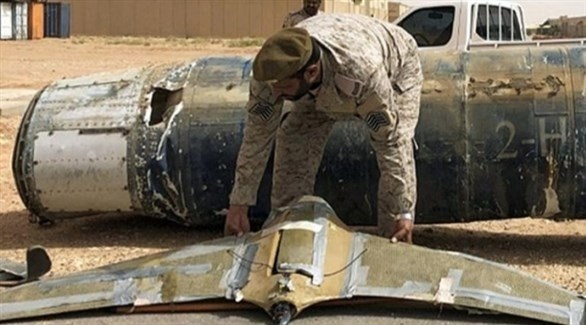 رجل أمن سعودي يستعرض شظايا صاروخ حوثي (أرشيف)