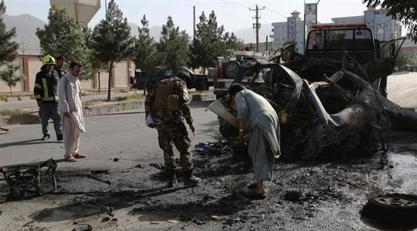 أفغان حول سيارة بعد انفجار سابق (أرشيف)