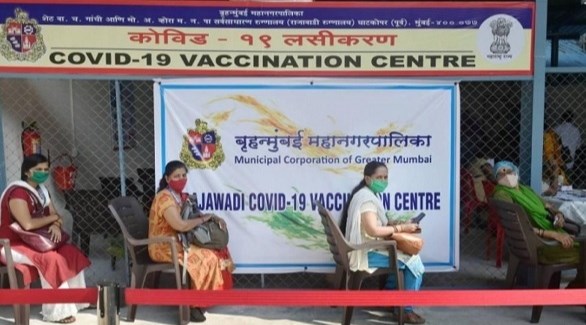 هنديات في مركز ميداني للتطعيم ضد كورونا (أرشيف)