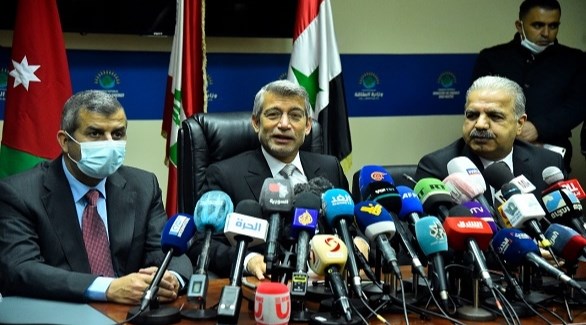 وزير الطاقة اللبناني متوسطاً نظيريه الأردني والسوري بعد توقيع الاتفاق (تويتر)