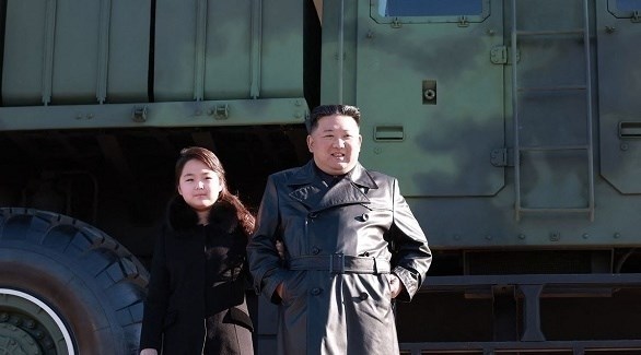 الزعيم الكوري الشمالي كيم يونغ أون مع ابنته (ميرور)
