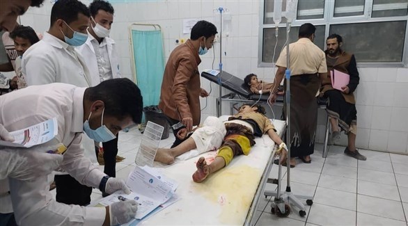 أطفال يتلقون العلاج بعد إصابتهم جراء قصف ميليشيا الحوثي لمدينة مأرب (تويتر)
