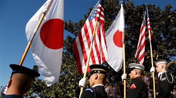 عسكريون يرفعون أعلام الولايات المتحدة واليابان (أرشيف)
