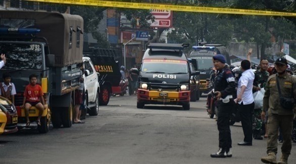 عناصر من الشرطة الإندونيسية في موقع التفجير الإرهابي (رويترز)