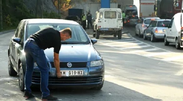 صربي في كوسوفو وسيارة بلوحة مرخصة في صربيا (أرشيف)