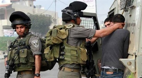 جنود إسرائيليون يعتقلون فلسطينياً في واقعة سابقة (أرشيف)
