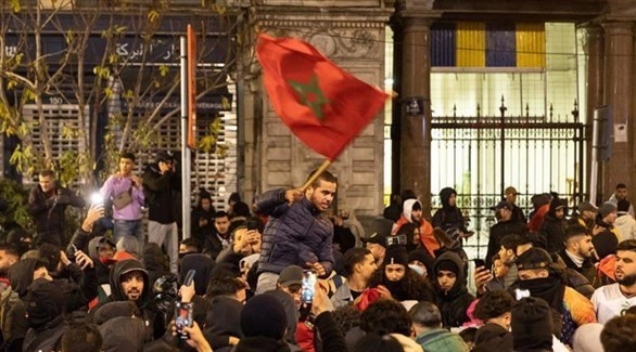 مغاربة يحتفلون بفوز منتخب بلادهم (تويتر)