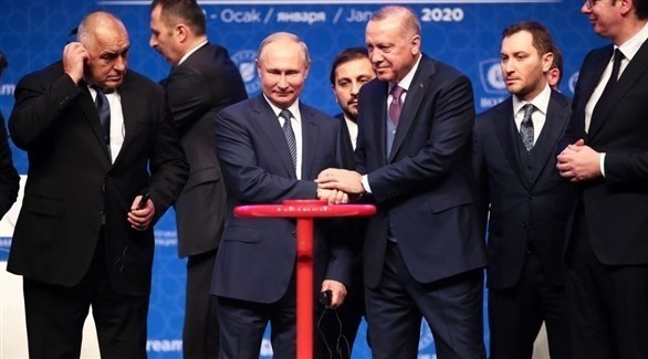 الرئيسان التركي رجب طيب أردوغان والروسي فلاديمير بوتين عند إطلاق خط ترك ستريم للغاز (أرشيف)