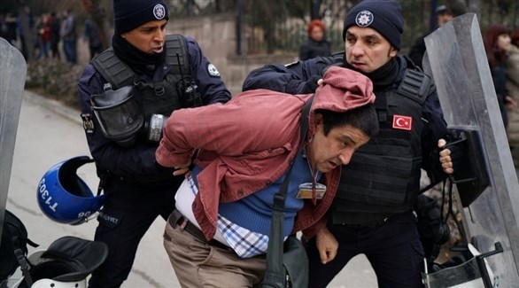 شرطيان تركيان يعتقلان كردياً في اسطنبول (أرشيف)