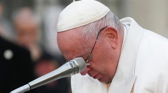 البابا فرنسيس أمس يبكي أمام تمثال السيدة العذراء في روما (تويتر)