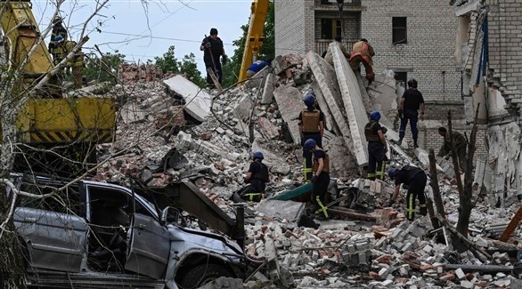 عمال إنقاذ أوكرانيون بين أنقاض مبنى في شرق البلاد (أرشيف)