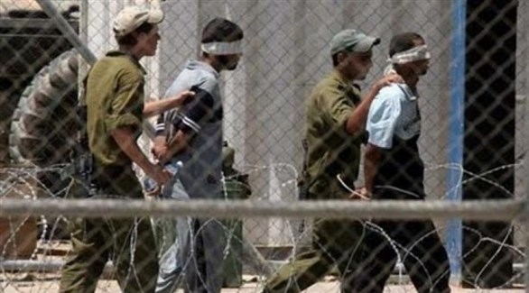 سجانان إسرائيليان يقودان فلسطينين (أرشيف)