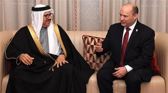 رئيس الوزراء الإسرائيلي نفتالي بينيت ووزير الخارجية البحريني عبد اللطيف الزياني (أ ف ب)
