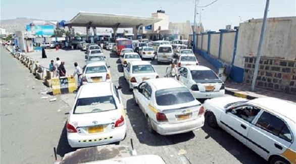 سيارات أمام  محطة وقود في عدن (أرشيف)