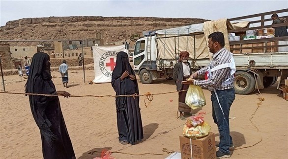 متطوع في الصليب الأحمر يوزع مساعدات في اليمن (أرشيف)