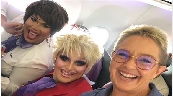 تريستي مع مجموعة من المشاهير على متن الطائرة (ديلي ميل)