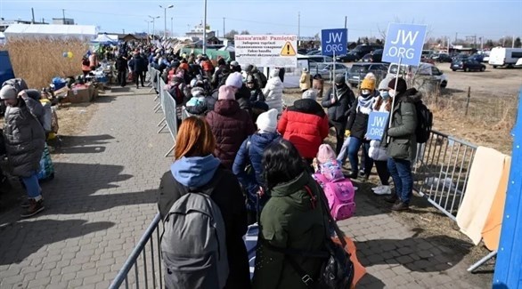 لاجئون من أوكرانيا يصلون معبراً حدودياً مع بولندا (الأوروبية)