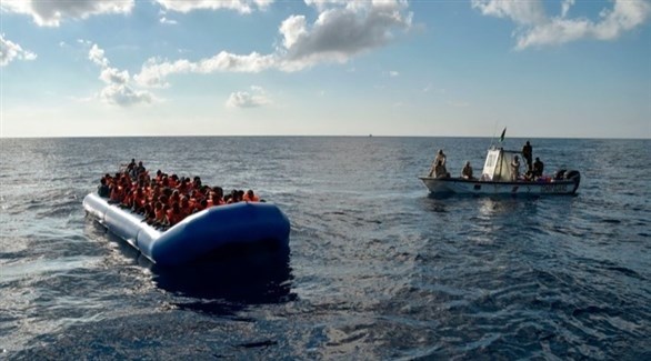قارب يقل مهاجرين (رويترز)
