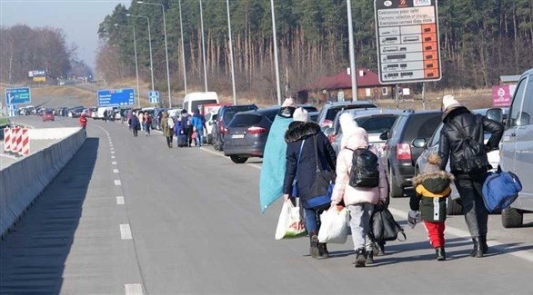 لاجئون أوكرانيون يعبرون حدود بلادهم (أ ف ب)