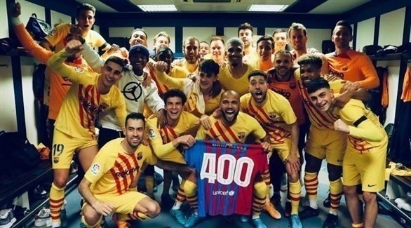 لاعبو برشلونة يحتفلون برفقة ألفيش برقم 400 مباراة (تويتر النادي)