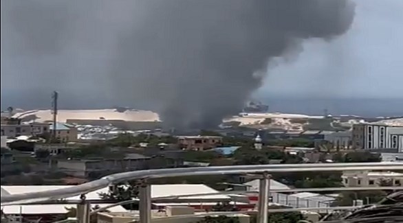 تصاعد الدخان في مقديشو بعد الهجوم على المطار اليوم (تويتر)