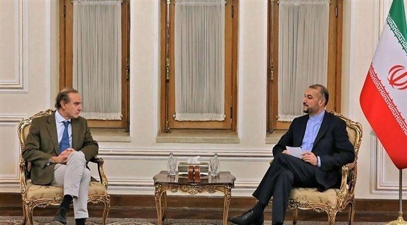 انريكي مورا خلال لقائه وزير الخارجية الإيراني (أ ف ب)