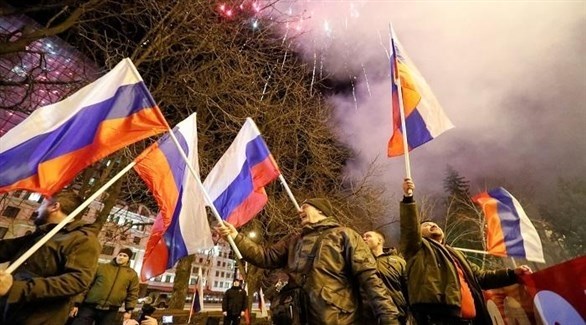 احتفالات في لوهانسك برفع العلم الروسي بعد اعتراف موسكو بها جمهورية مستقلة (أرشيف)