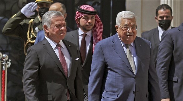العاهل الأردني الملك عبد الله الثاني لدى لقائه الرئيس الفلسطيني محمود عباس (تويتر)