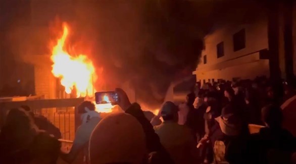 لقطة من فيديو إحراق المقر في بغداد (تويتر) 