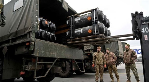 عسكريون أثناء تفريغ شحنة صواريخ جافلين أمريكية إلى أوكرانيا (أرشيف)