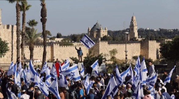 يمينيون إسرائيل في مسيرة الأعلام بمدينة القدس القديمة (تويتر)