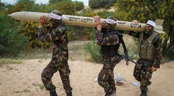 مسلحون فلسطينيون في غزة يحملون صاروخاً (أرشيف)