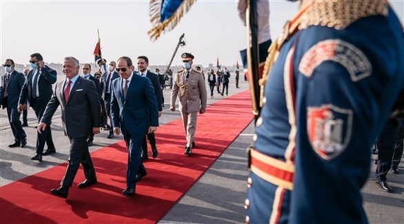الرئيس المصري مستقبلاً العاهل الأردني (تويتر)